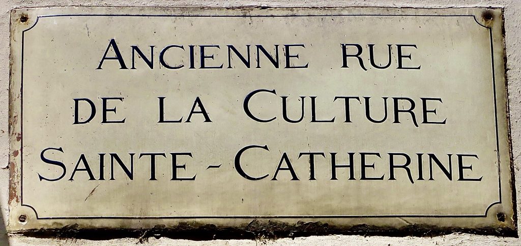 Ancienne plaque de rue dans le quartier du Marais à Paris