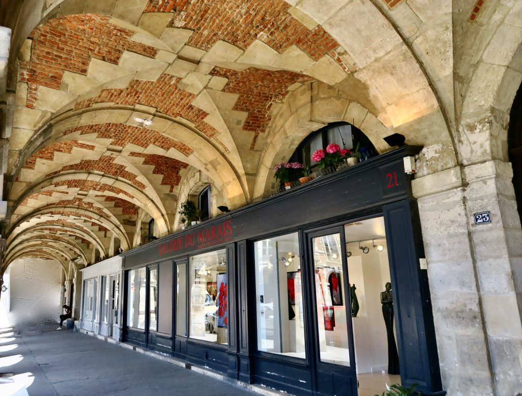 Les arcades de la Place des Vosges dans le quartier du Marais à Paris
