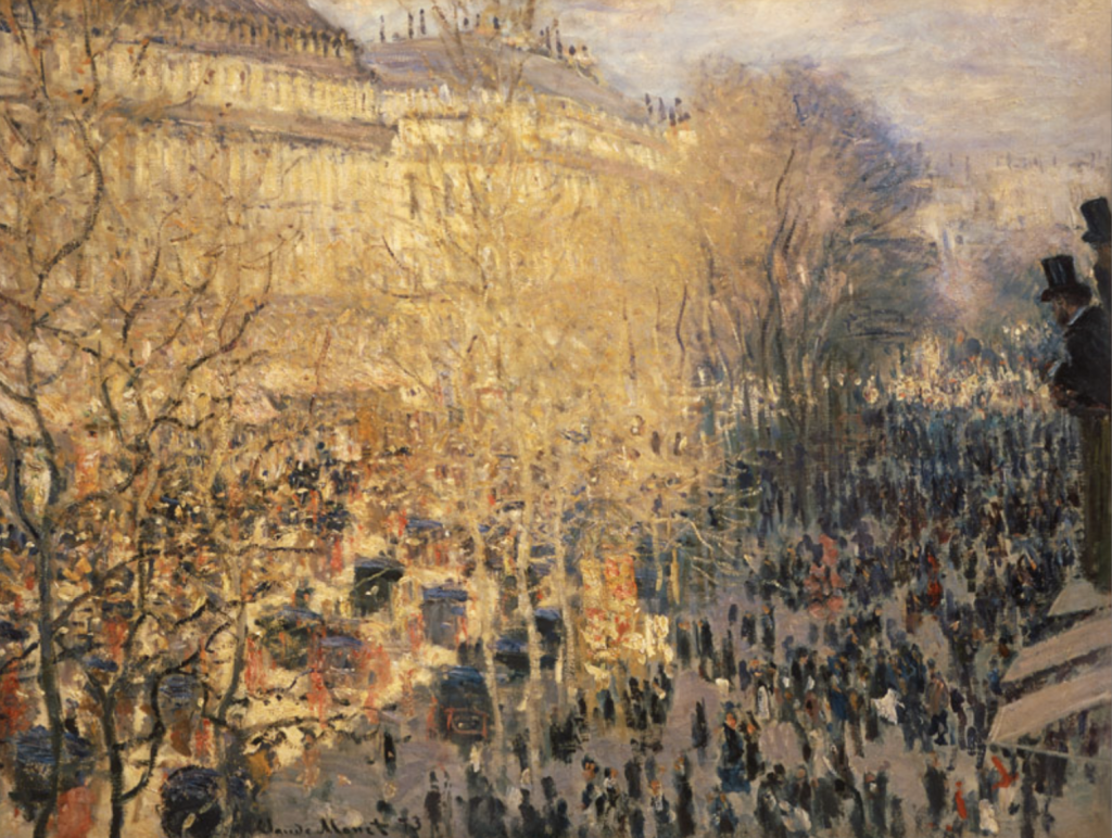 Peinture de Claude Monet représentant les grands boulevards de Paris vus d'un balcon, avec des tonalités jaune-dorées de fin de journée, et au premier rang à droite deux hommes en haut-de-forme observant la foule depuis un balcon.