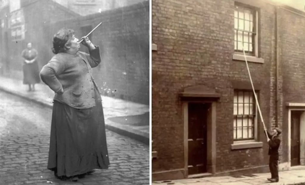 Deux photos, sur celle de gauche une femme corpulente dan une rue pavée, portant un sifflet à sa bouche, et sur la photo de droite un homme à casquette frappant avec une longue perche une fenêtre du premier étage d'une maison.